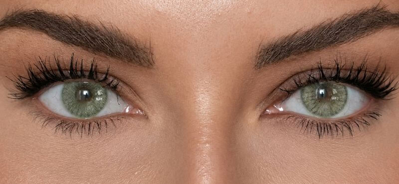 Augen mit Kiisbeauty Livia Hell Natural Grau Farbige Kontaktlinsen