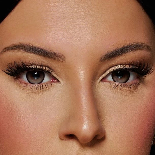 Graue Kontaktlinsen mit Glitzern und dunklem schwarzem Rand