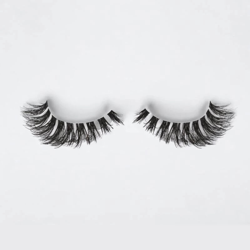 Nahaufnahme von KB Fake Wimpern mit voluminösem, fluffigem Stil