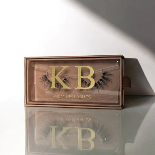 KB Premium Wimpern in eleganter Verpackung mit Spiegelreflexion