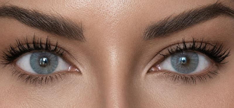 Augen mit Kiisbeauty Elise Hell Natural Grau Farbige Kontaktlinsen