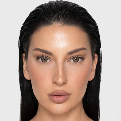 Model mit BELLE NATURAL olive-braunen Kontaktlinsen im Porträt