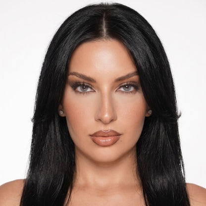 ELISE hell natürliches Grau farbige Kontaktlinsen am Model