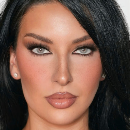 ELISE hell natürliches Grau farbige Kontaktlinsen am Model