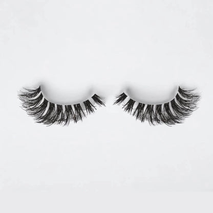 Nahaufnahme von KB Fake Wimpern mit voluminösem, fluffigem Stil