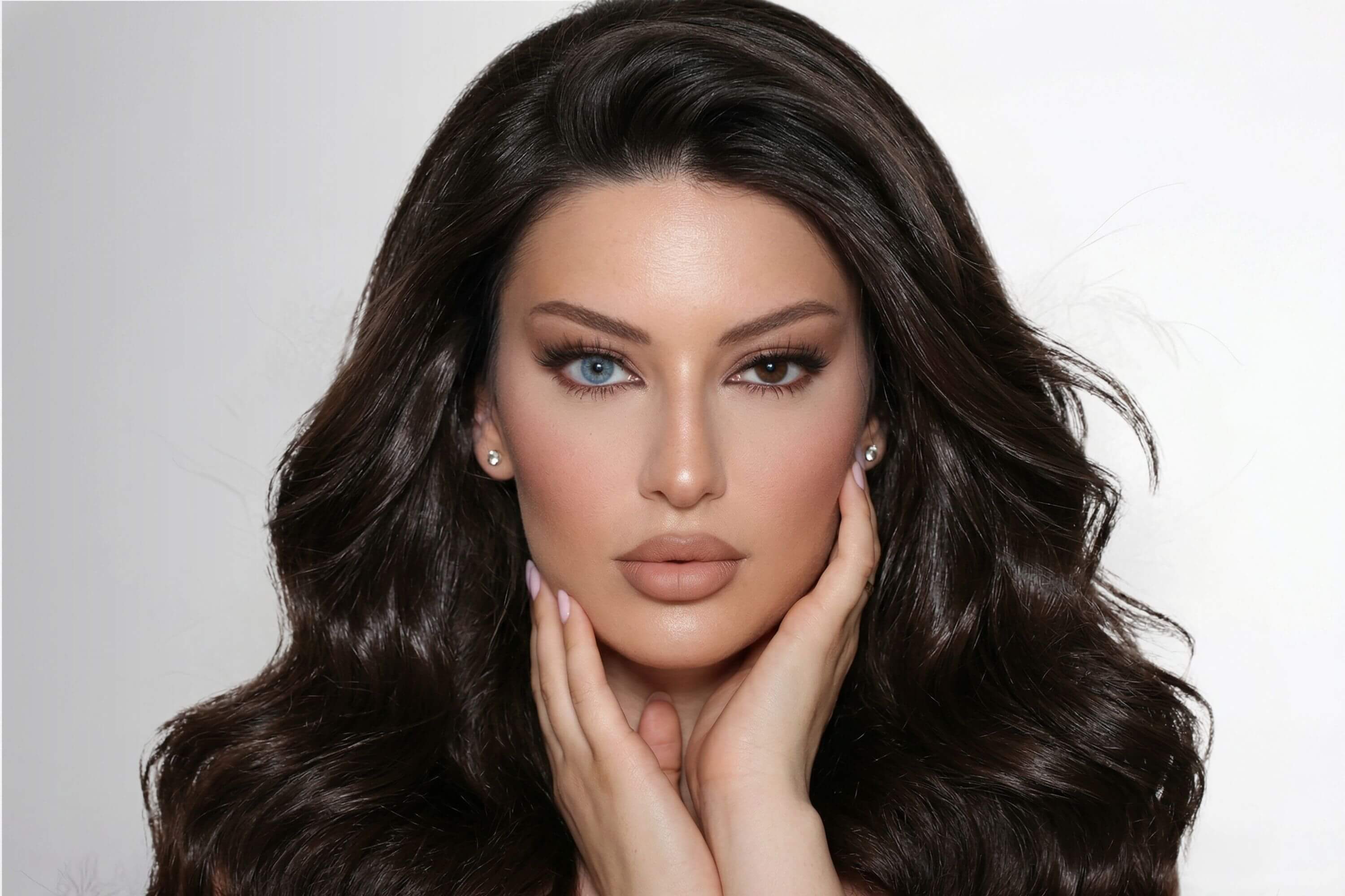 Frau mit grünen Augen trägt KIISBEAUTY Premium Kontaktlinsen Model Leyla