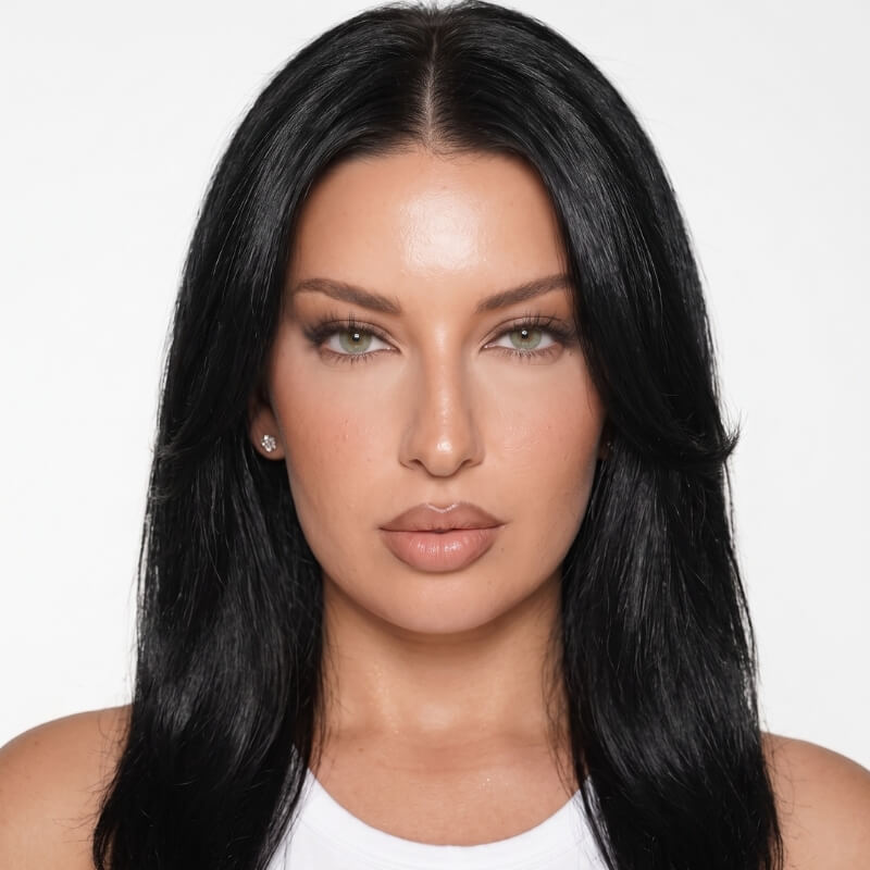 LIVIA hell natürliches Grün farbige Kontaktlinsen am Model