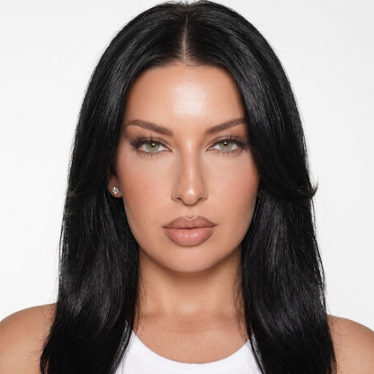 LIVIA hell natürliches Grün farbige Kontaktlinsen am Model