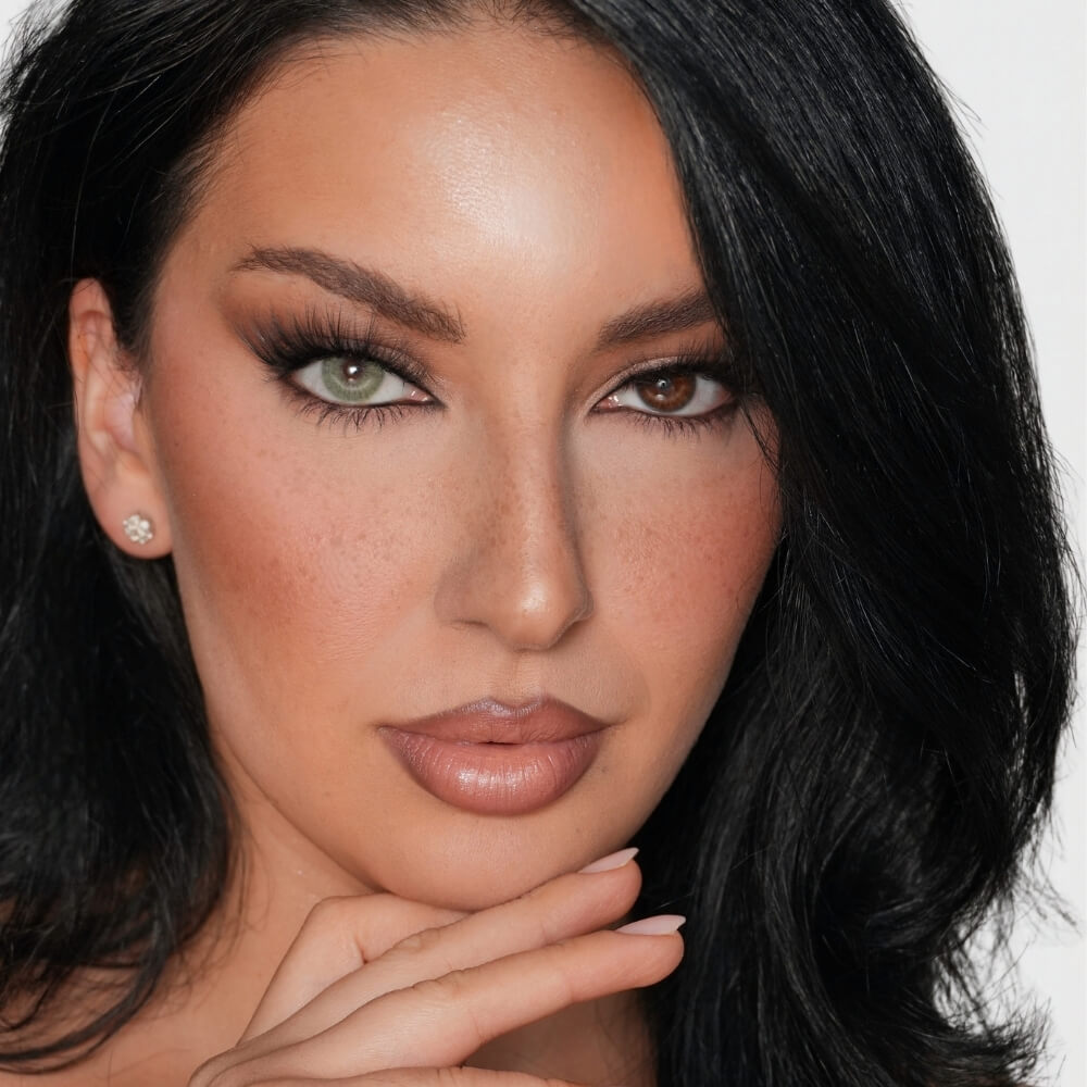 LIVIA hell natürliches Grün farbige Kontaktlinsen am Model