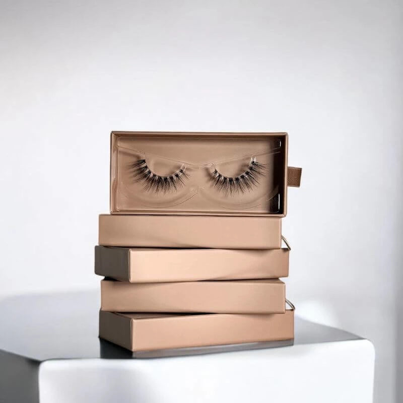 Stapel von KB Premium Wimpern mit geöffneter Box, die dramatische Kunstwimpern zeigt